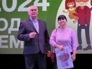 Уютный дом семья. Семья возле камина. Лендинг забота любовь семья. Счастливая семья. Семья в квартире.