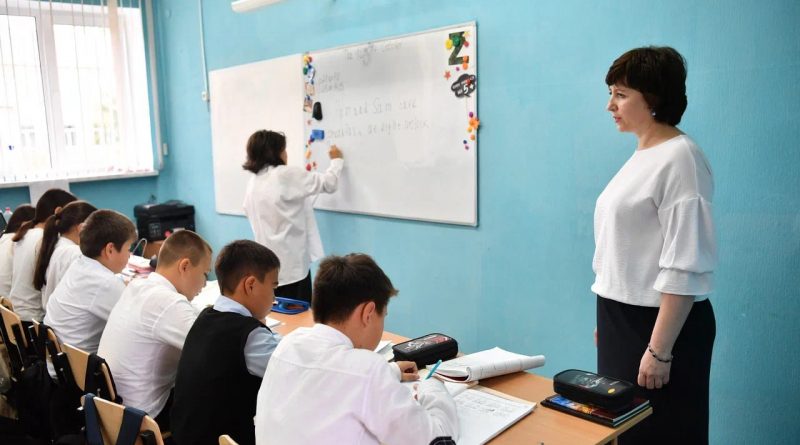 Учителям, которые поедут работать в Хвалынский и другие районы, выплатят миллион рублей