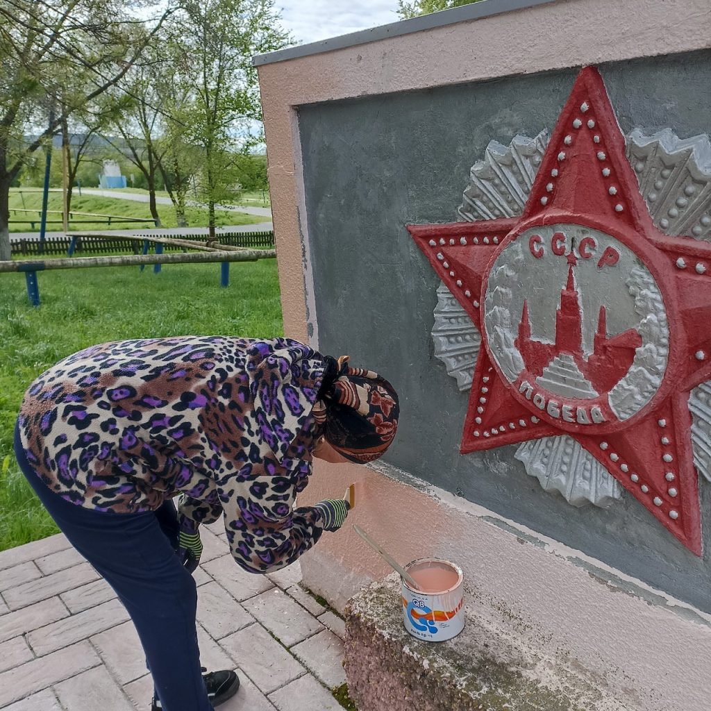 ⚡Память жива: сотрудники Апалихинского Дома досуга благоустроили мемориал  воинов, погибших в Великую Отечественную войну – Звезда