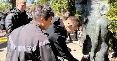 Сегодня хвалынцы возложили цветы к памятнику «К своим»«Хвалынск – город, спасший детство» – так называлось мероприятие, прошедшее в краеведческом музее.