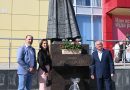 Коллектив Хвалынского дворца культуры подарил 95 саженцев роз к юбилею Саратовского областного центра народного творчества