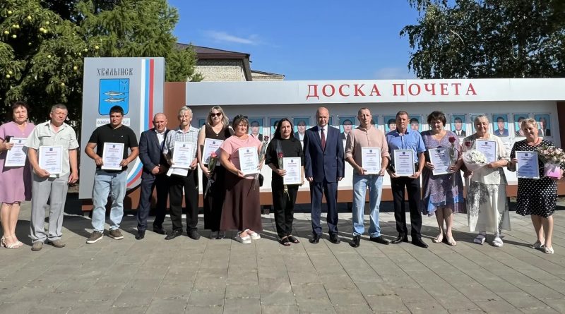 ⚡Сегодня на собрании актива администрации Хвалынского района состоялось торжественное событие – обновление районной Доски почета.