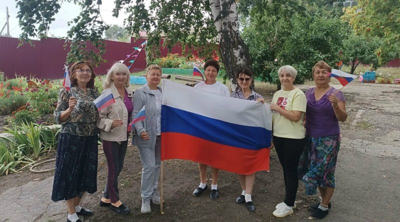 ⚡«Серебряные» волонтёры сыграли в познавательную игру про флаг России!